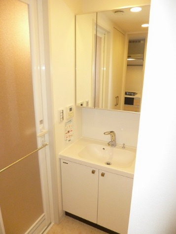 アーバネックス四ツ橋　BRAVI不動産の独立洗面台|【アーバネックス四ツ橋】独立洗面台、小物を置くことができて便利です
