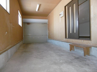 【駐車場】 | 棟方住宅 | 車庫から家に入れます