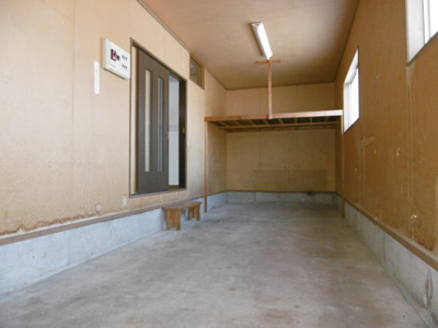 【駐車場】 | 棟方住宅 | 広々車庫。タイヤ、自転車等も置けます