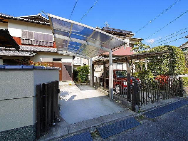 丸岡邸の駐車場