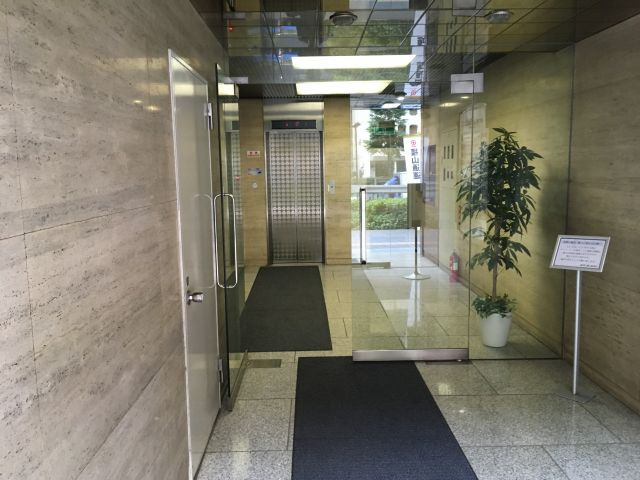 Ｈ・Ｒ・ＮＥＴ日本橋ビルのエントランス