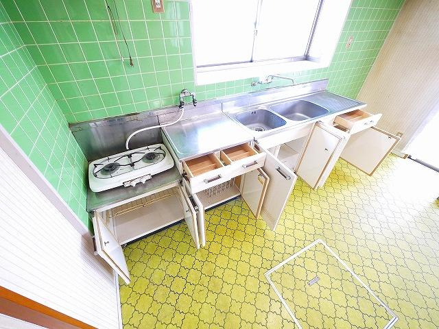 北郡山町尾矢邸のキッチン|コンパクトなキッチンで掃除もラクラク