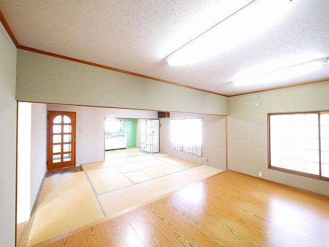 北郡山町尾矢邸の居間・リビング|おしゃれなリビングです