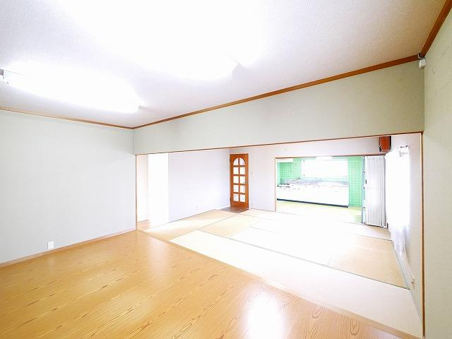 北郡山町尾矢邸の居間・リビング|使いやすいリビングです