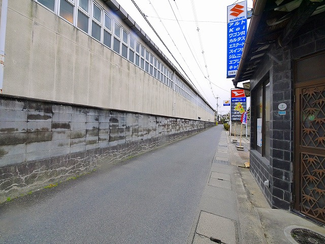 北郡山町尾矢邸の周辺|車が通る広さはあります