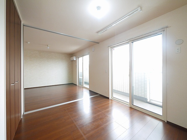 KOJIKA(こじか)の洋室|日当たりの良いお部屋です。