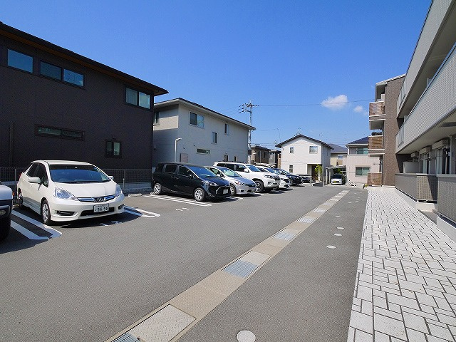 KOJIKA(こじか)の駐車場|広々とした駐車場です。