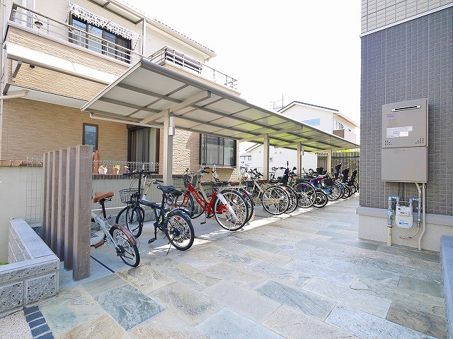 KOJIKA(こじか)のその他共用部分|広々とした駐輪場です。