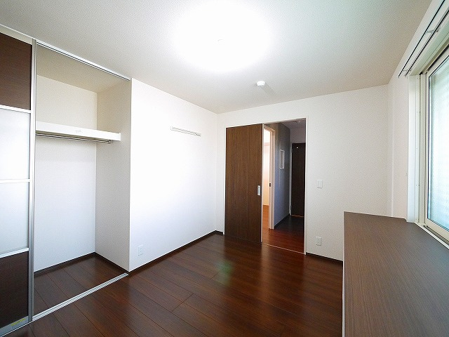 KOJIKA(こじか)の寝室|広くて明るい寝室