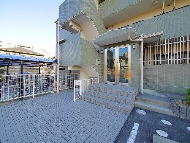 コンフォール西大寺のエントランス