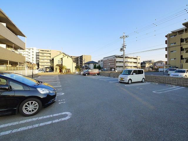 コンフォール西大寺の駐車場