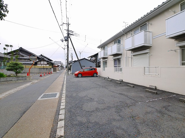 サンライフ（二条大路南）の駐車場
