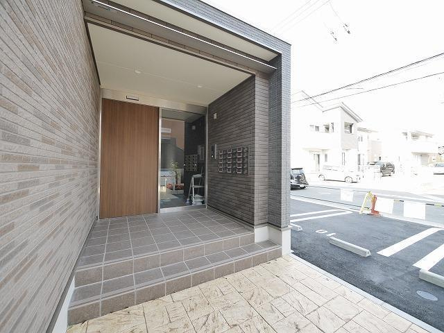 プラシード（奈良市）のエントランス|オートロック付きで安心。