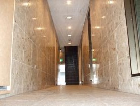 プレール新町　BRAVI不動産のエントランス|【プレール新町】ゆとりのあるエントランスです