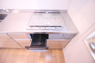 【キッチン】 | テゾーロ | 3口ＩＨコンロ・グリル付き