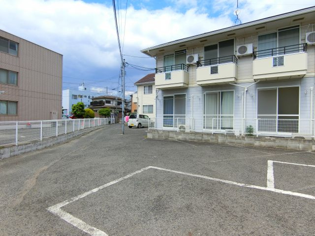 メゾンドクレールの駐車場