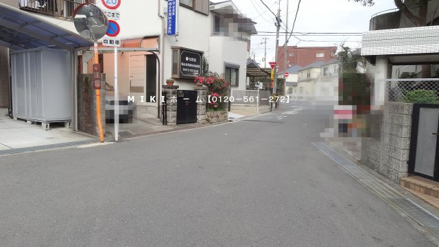 箕面市箕面4丁目　中古戸建の前面道路含む現地写真