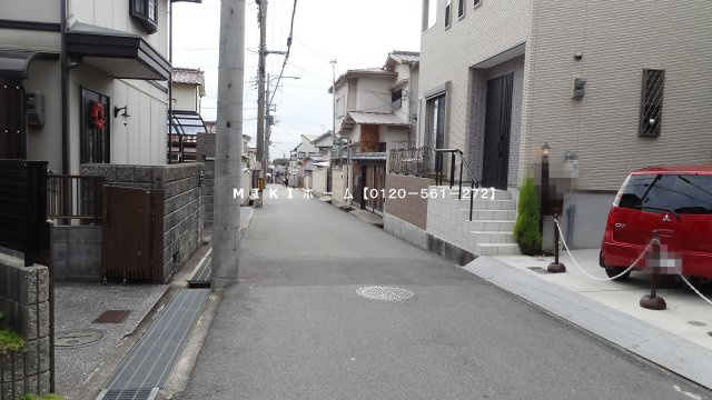 箕面市箕面4丁目　中古戸建の前面道路含む現地写真