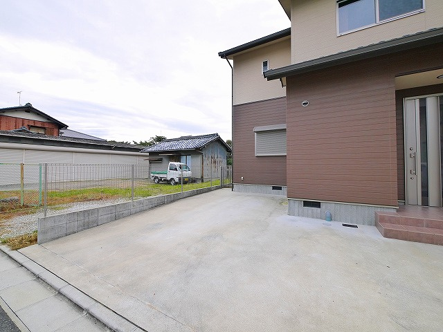 新梅森貸家の駐車場