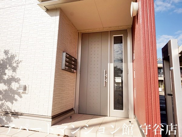レセンテ紫峰ヶ丘Ａのエントランス