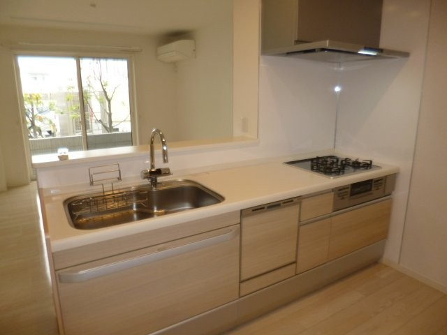 クラレッドマーレのキッチン|３口ガスコンロ付システムキッチン