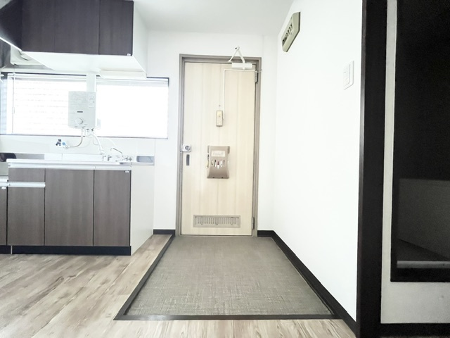 寿里マンションの玄関