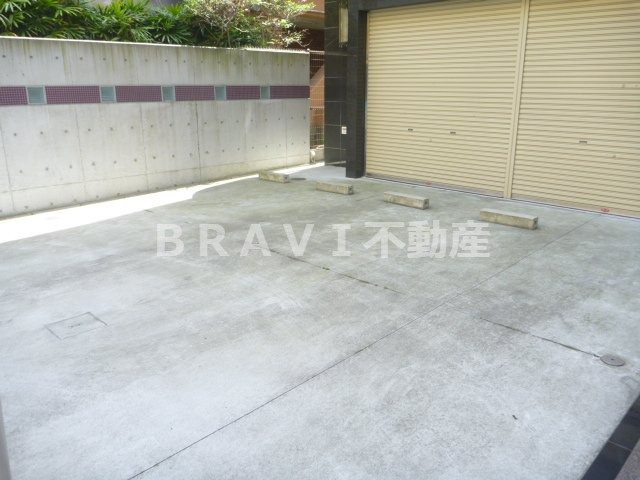 ウエンズ東心斎橋　BRAVI不動産の駐車場|【ウエンズ東心斎橋】駐車場