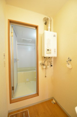 【設備】 | ハイセレールセレブA | ガス給湯器。洗濯機置き場