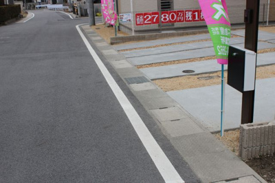 【前面道路含む現地写真】 | 大津市真野谷口町新築戸建 | 前面道路、敷地境界部分