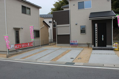 【駐車場】 | 大津市真野谷口町新築戸建 | 駐車スペースはゆったり二台可能