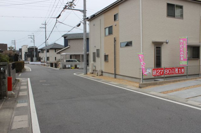 【前面道路含む現地写真】 | 大津市真野谷口町新築戸建 | 前面道路と敷地