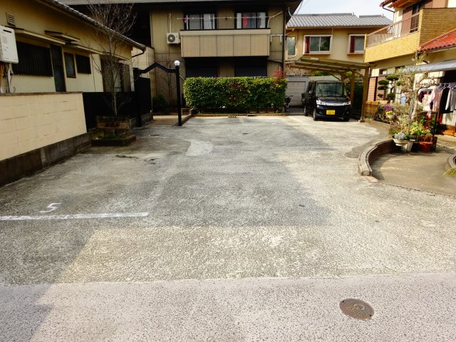 サンステート自由丘の駐車場