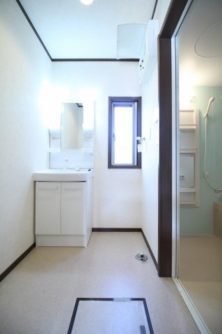 コスモスⅡ(戸建)の洗面所|一戸建てなので換気しにくい場所でも窓が付いているので便利です