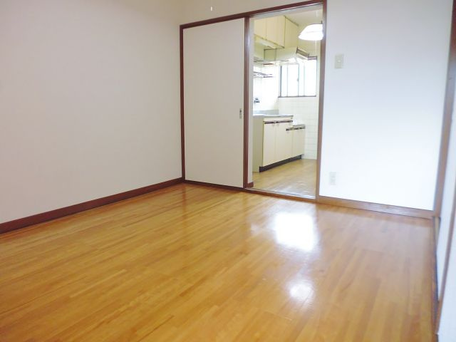 シャトル永井の洋室