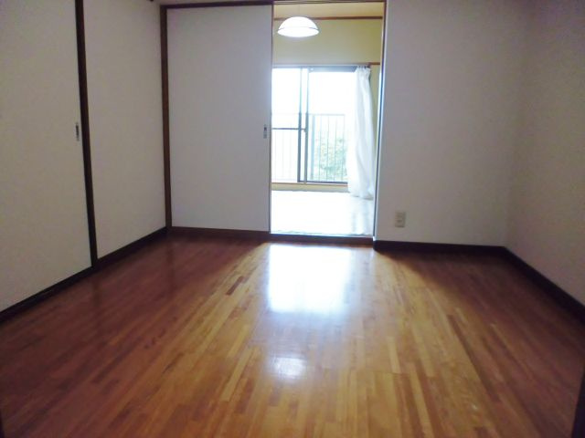 シャトル永井の洋室