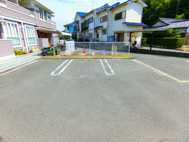 シェーネ　エレガンシアの駐車場