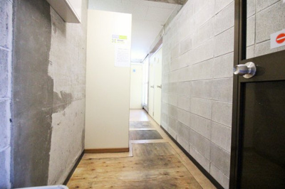 【その他共用部分】 | エストレア京都南　オーナーチェンジマンション | 1階には部屋ごとのランドリーがあります。