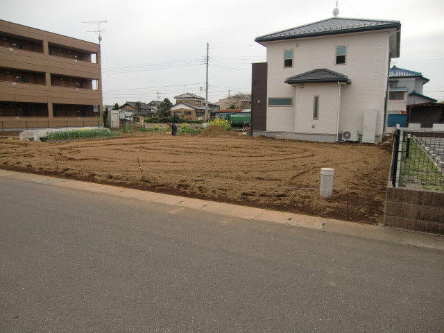 鴻巣市すみれ野の売地の前面道路含む現地写真