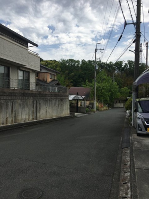 【前面道路含む現地写真】 | 大津市仰木の里5丁目10　売土地 | 外観 南側6ｍ道路(西側から)