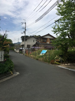 【前面道路含む現地写真】 | 外観 南側6m道路（東側から）