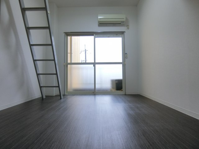 フォンタル西板持Ａ棟の居間・リビング