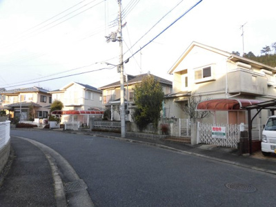 【前面道路含む現地写真】 | 大津市緑町18-3 戸建て | 前面道路との接道状況、別角度