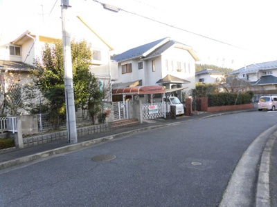 【前面道路含む現地写真】 | 大津市緑町18-3 戸建て | 前面道路との接道状況が確認頂けます