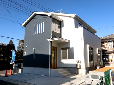 【外観】 | 鴻巣市滝馬室☆新築分譲住宅☆ | 第1種低層住居専用地域で、駅徒歩8分（信号待ちなければそんなにかかりません）。駅近で住環境良好な、イチオシの新築一戸建です。