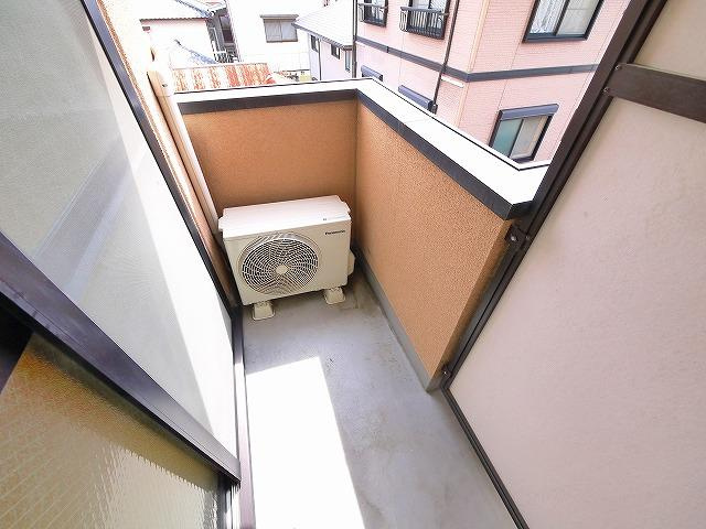 メゾンK’sのバルコニー|外からの目が気にならないバルコニーで洗濯物が干せます