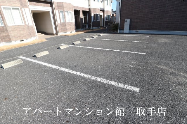 クリスタルハイツＡの駐車場