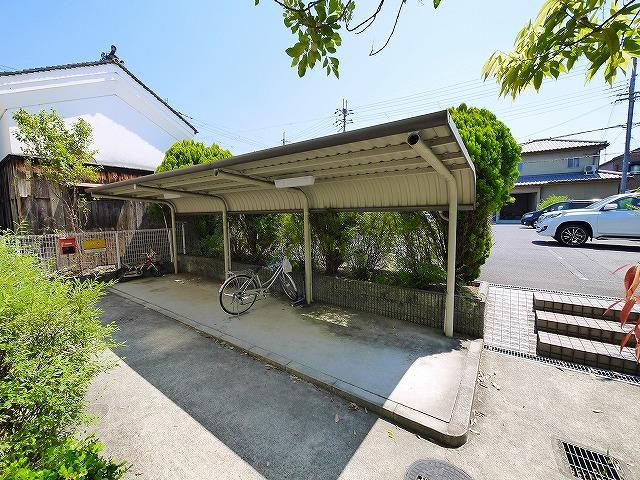 オストヴィラのその他共用部分|屋根付き駐輪場です