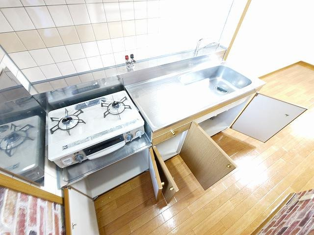 オストヴィラのキッチン|コンパクトなキッチンで掃除もラクラク