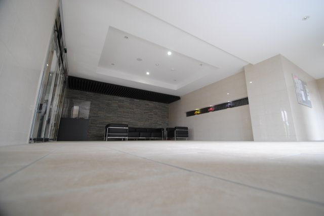 久留米市諏訪野町の賃貸マンションのエントランス