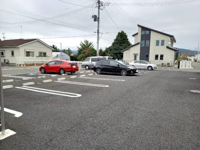 ナチュール向中野の駐車場